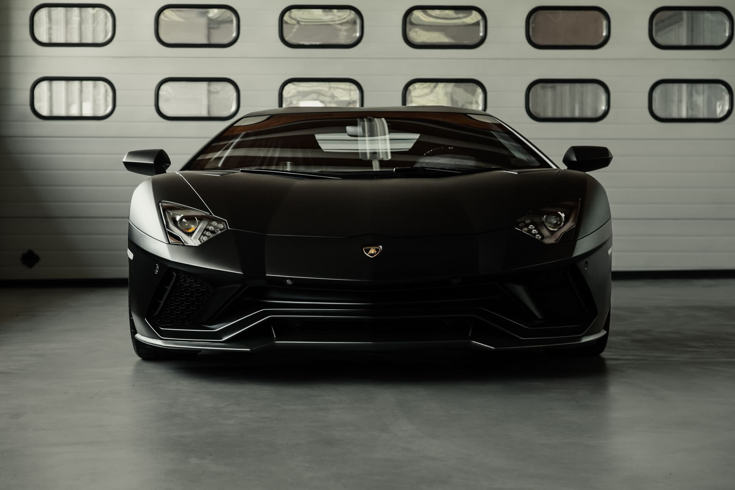 Auto sportiva nera, appena lavata, all'interno di un garage premium