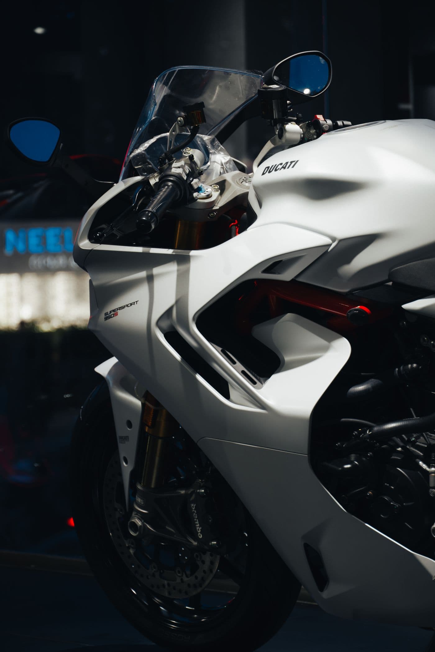 Moto sportiva bianca in penombra