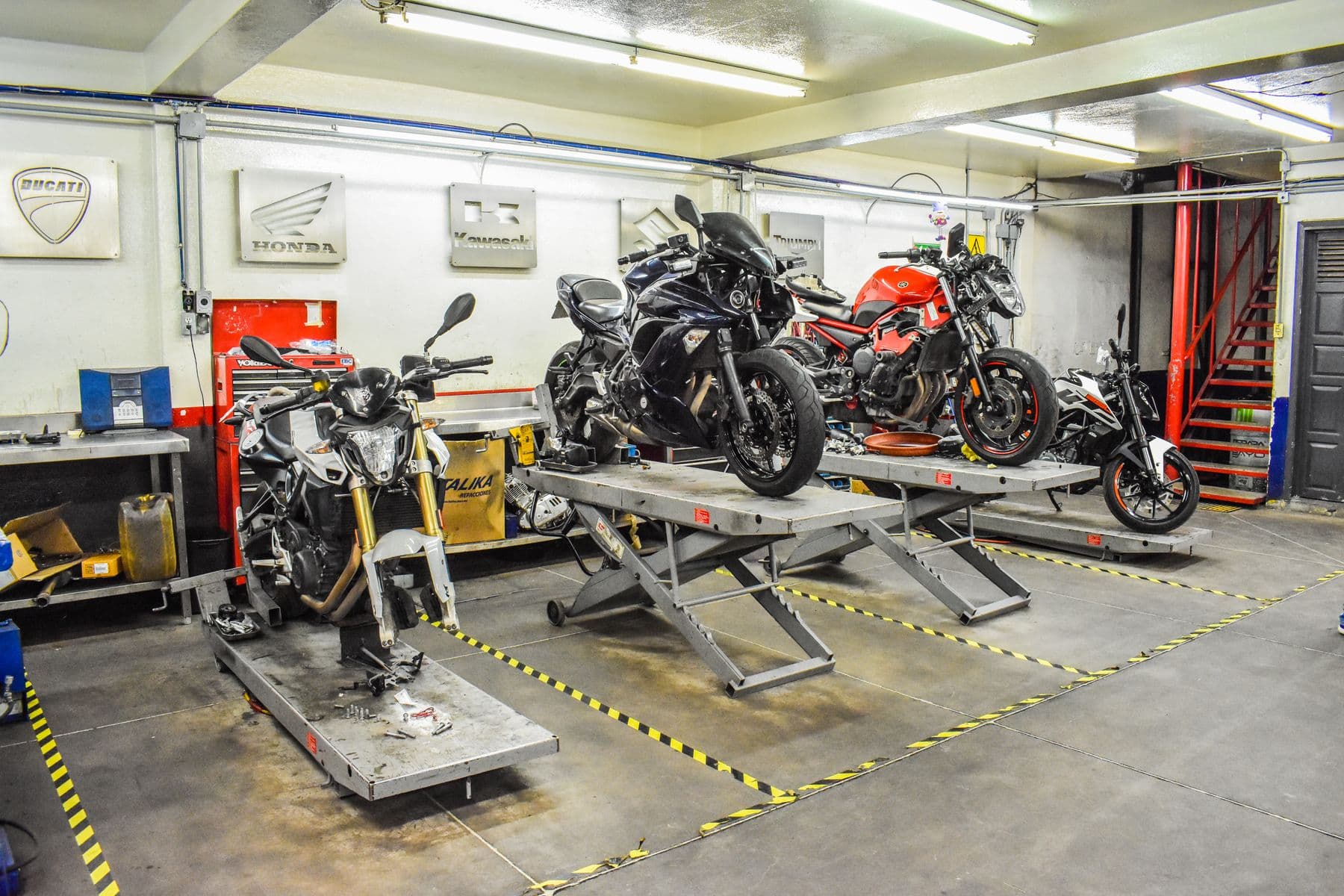 Moto sportive sui cavalletti in un'officina