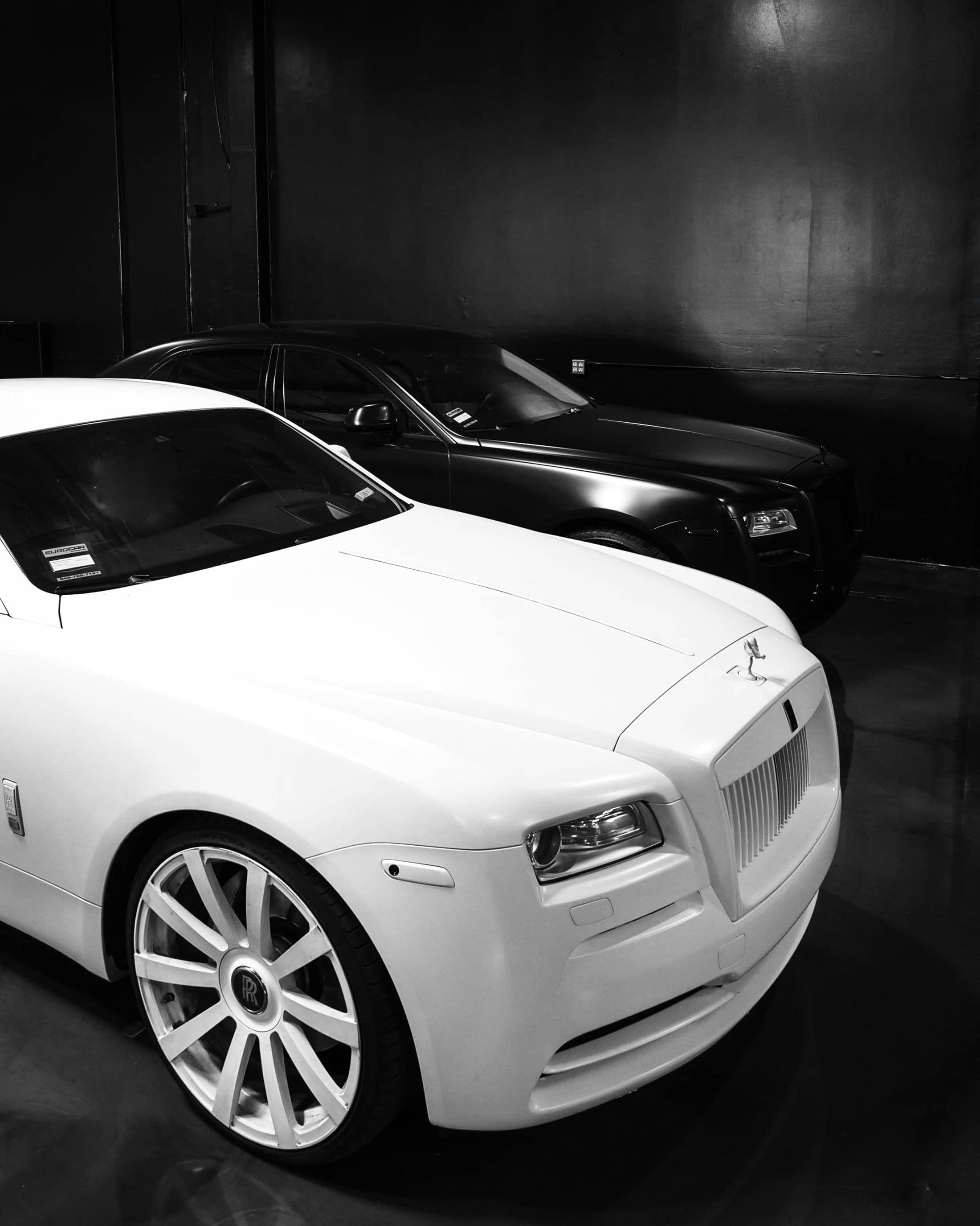 Auto di lusso custodite in un garage scuro