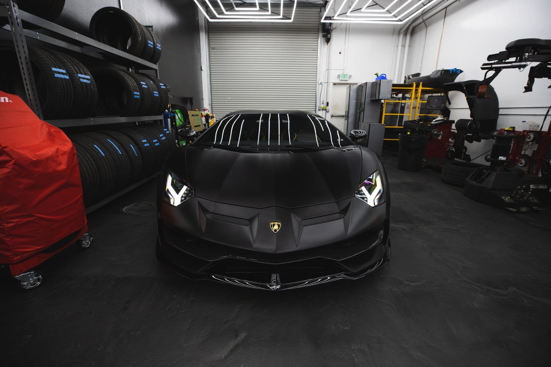 Auto sportiva nera all'interno di un'officina