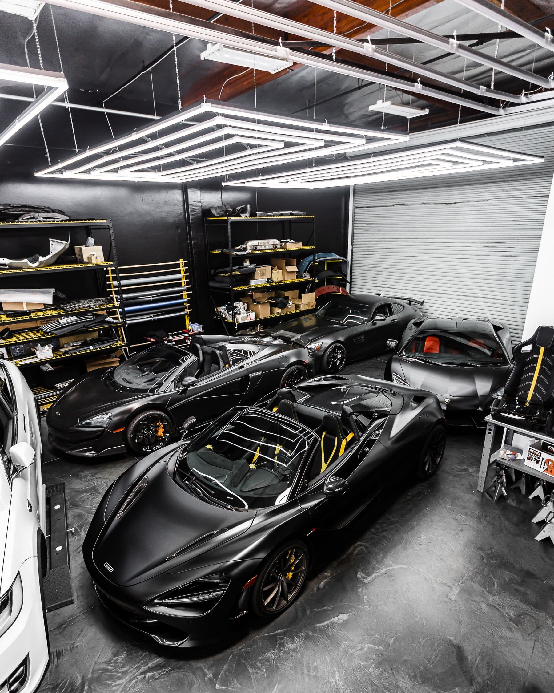 Auto sportive custodite in un garage illuminato